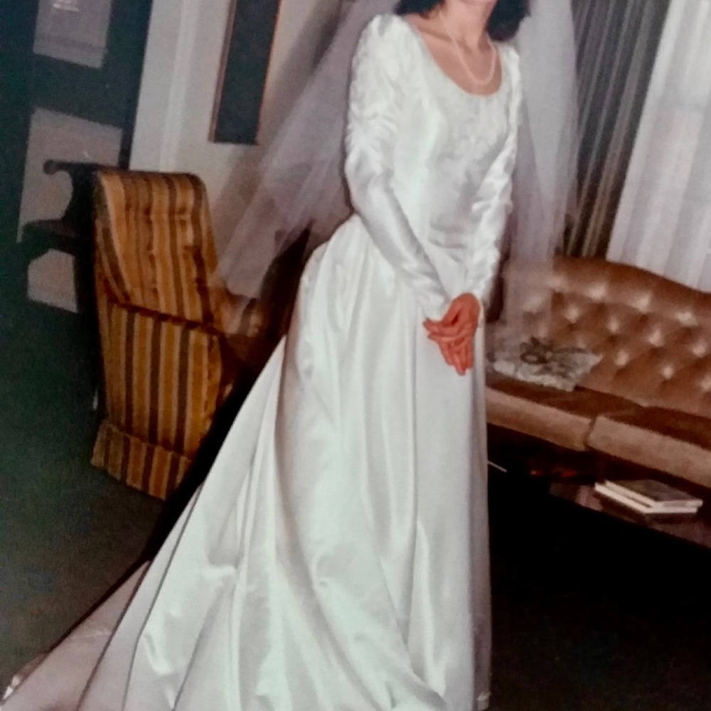 Vintage 1980s Wedding Dress with Veil